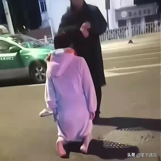 芒果体育 MGTY 芒果体育网女子深夜身穿浴袍打赤脚当街下跪求原谅：我真的错了(图4)