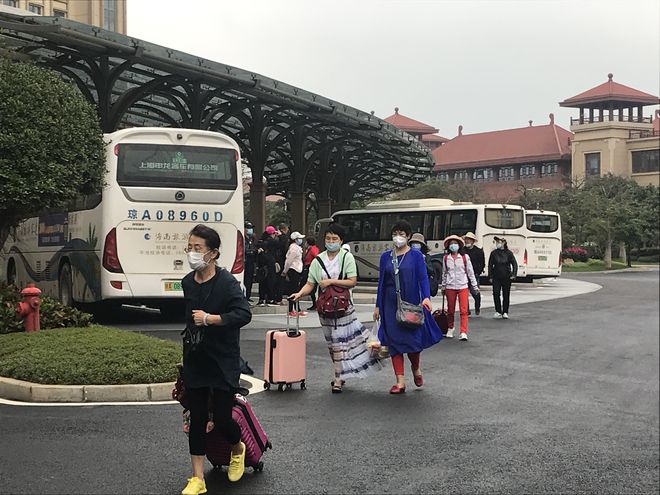 芒果体育海南岛气温骤降可害苦了海花岛上的游客这都是什么造型？(图2)