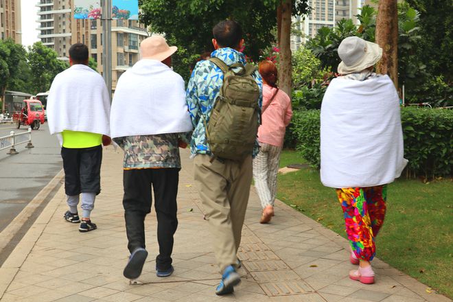 芒果体育海南岛气温骤降可害苦了海花岛上的游客这都是什么造型？(图8)